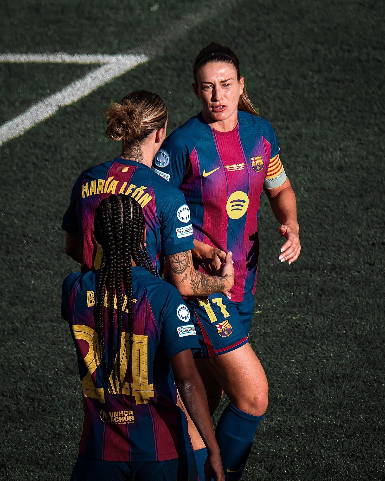 Alexia Putellas en maillot bleu et grenat du FC Barcelone, avec l’écusson du club et le logo Spotify visibles, pendant la finale européenne de mai 2026.