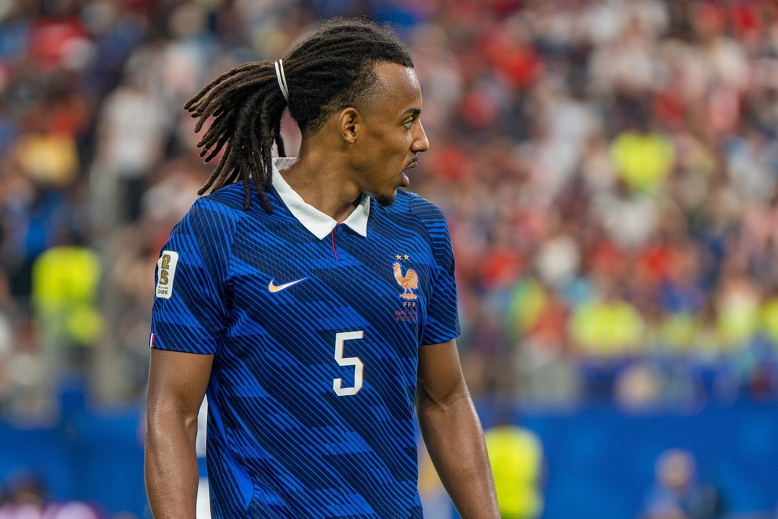 Jules Koundé en maillot bleu de l’équipe de France, photographié de profil sur le terrain lors du Mondial 2026.