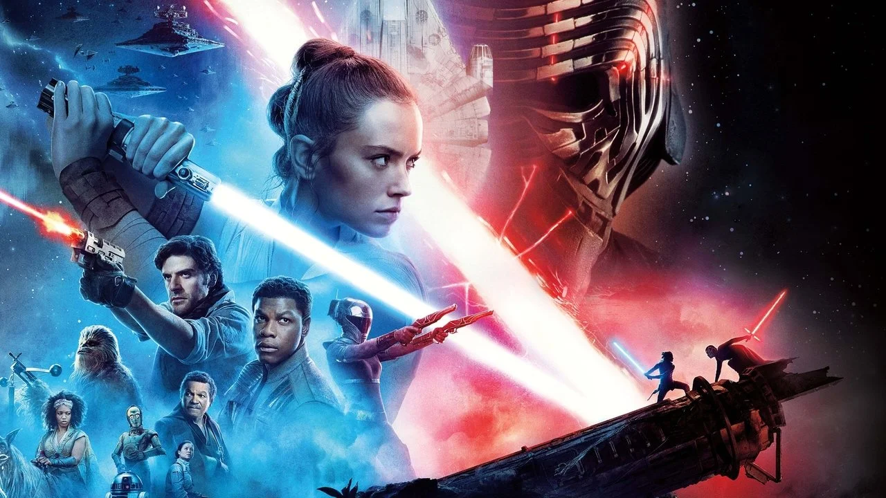 Visuel officiel de Star Wars : L'Ascension de Skywalker, avec Rey, Kylo Ren et leurs sabres laser.