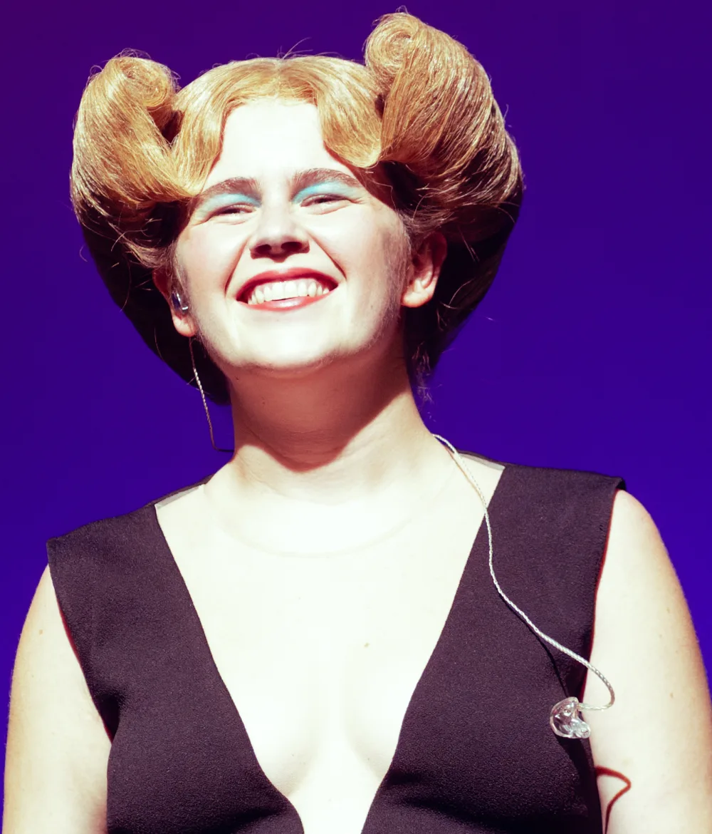 Zaho de Sagazan sur scène au London Palladium en novembre 2025, devant un fond violet.