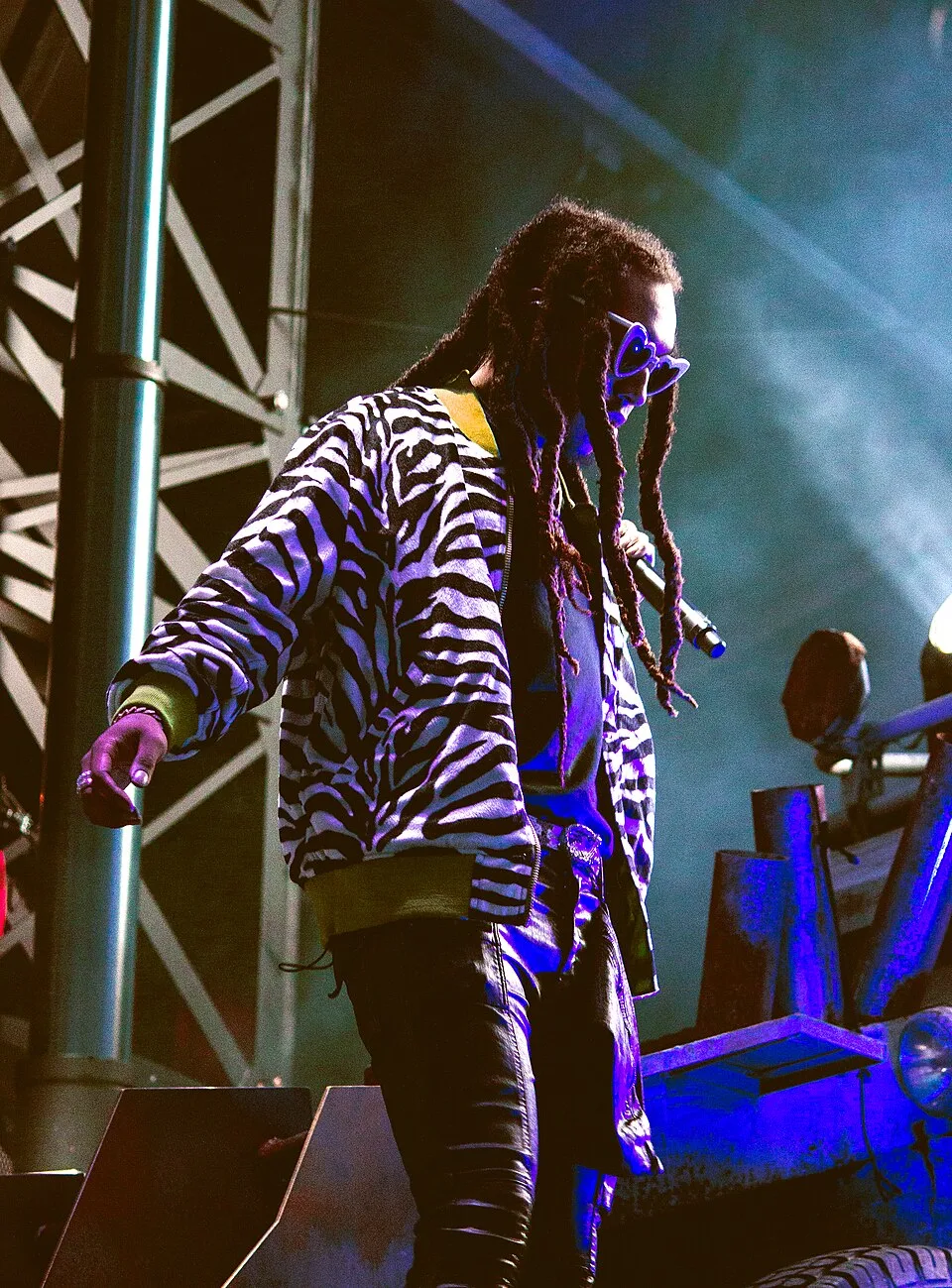 Takeoff chante sur scène au festival Veld en 2017, lunettes en forme de cœur.