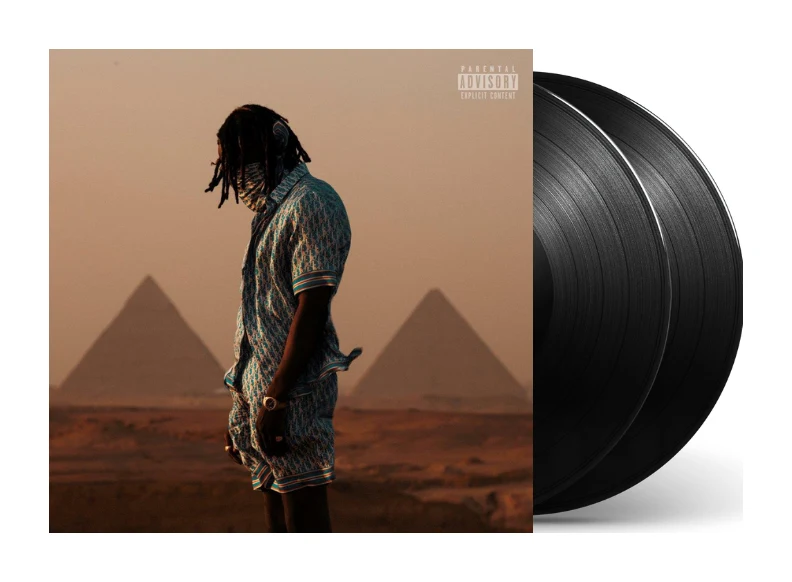 La pochette de « KMT » de Gazo, devant les pyramides, et ses deux disques vinyles noirs.