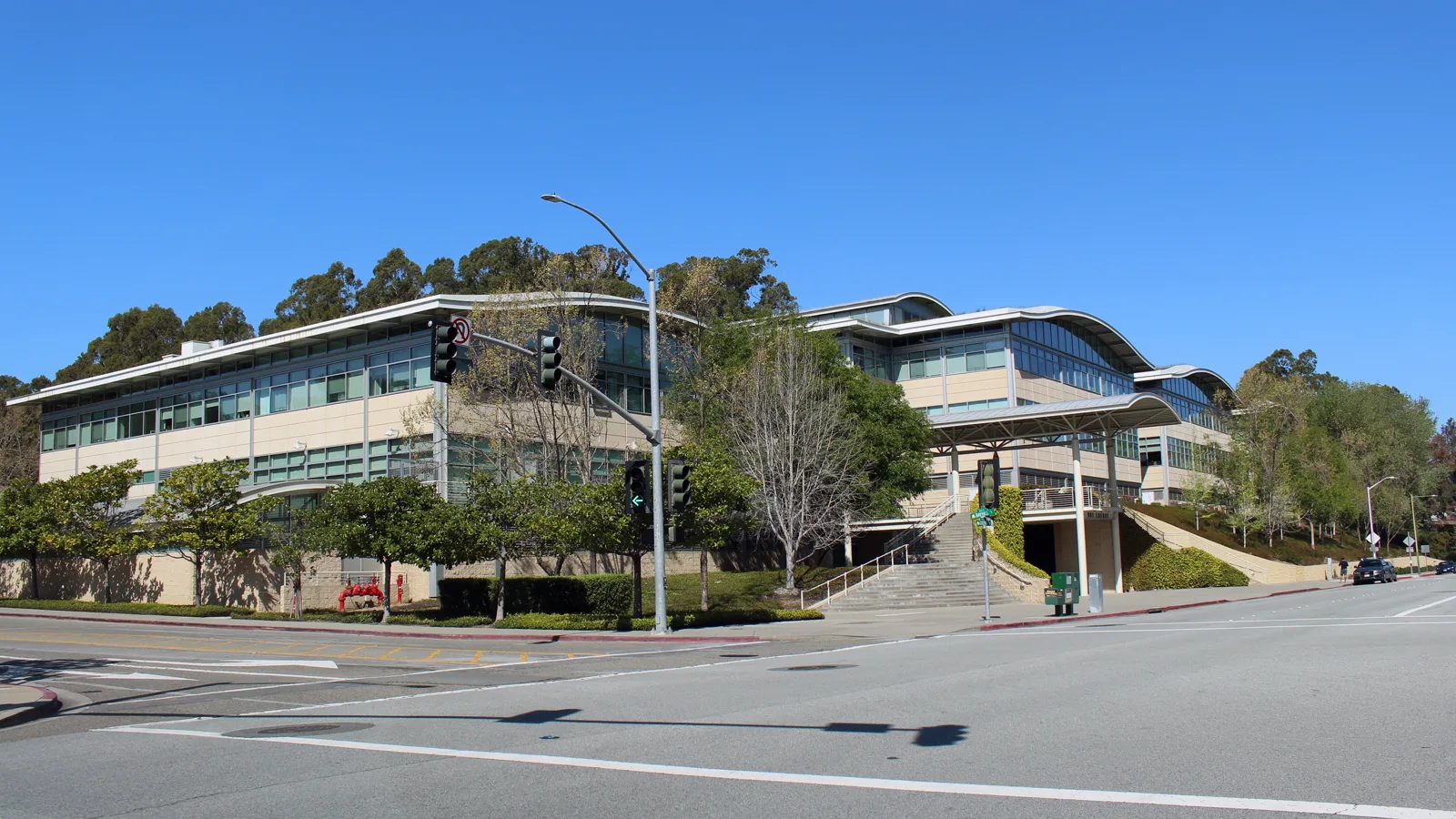 Le siège de YouTube au 901 Cherry Avenue, à San Bruno en Californie, sous un ciel bleu.