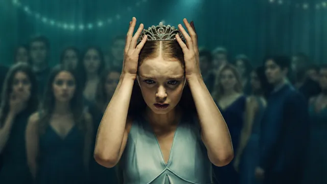 Image officielle de la série Carrie : une adolescente couronnée, les mains sur la tête, devant une foule.